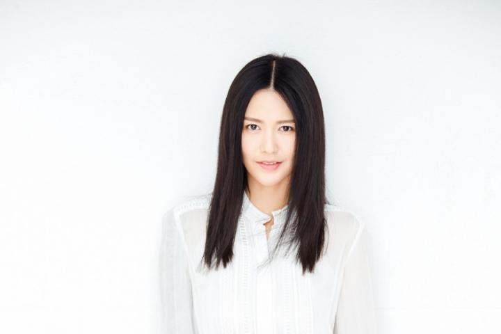 谭维维献唱《那年花开月正圆》片尾曲《行走在茫茫月光的中间》