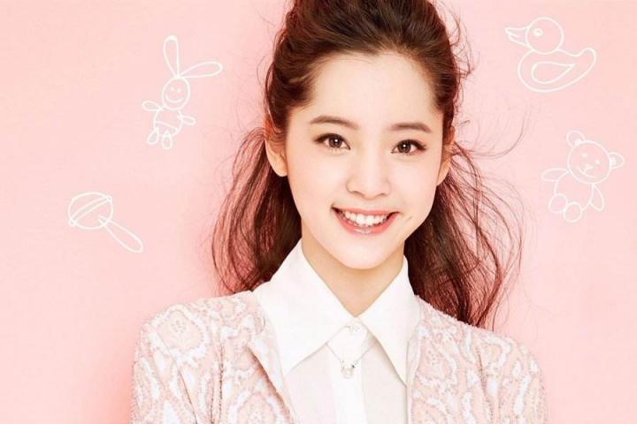 欧阳娜娜和好友吉他弹唱英文歌曲，​搞怪动作萌翻网友