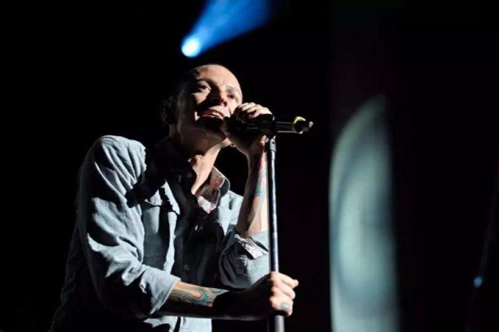 林肯公园主唱妻子斯特他自杀前最后笑容，网友纷纷表示揪心和不舍。