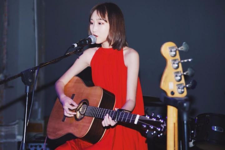 “汽水妹”陈雪凝发布新单曲《假装》，17岁少女的治愈系
