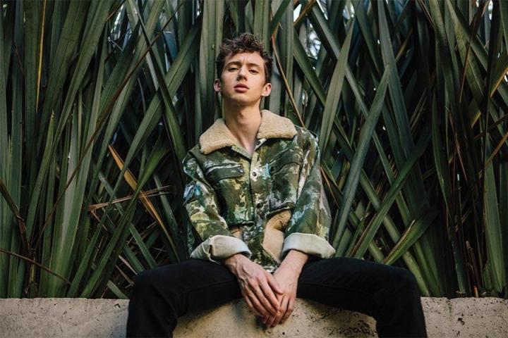 又一部颜值爆表的同志电影，戳爷Troye Sivan首张片场照释出！