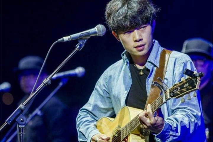 坐着“开往天涯海角的火车”，赵雷北美巡演11月启程