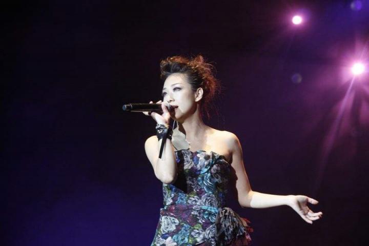 林忆莲红磡演唱会宣传照曝光，白衣黑裙超美丽