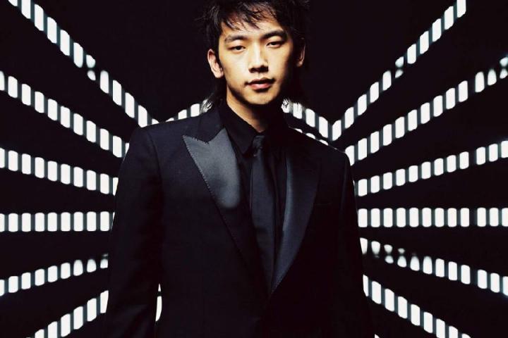 Rain担任选秀节目《The Unit》导师，鼓励选手展现帅气舞台
