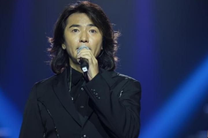 郑伊健参加节目《围炉音乐会》，再现友情岁月