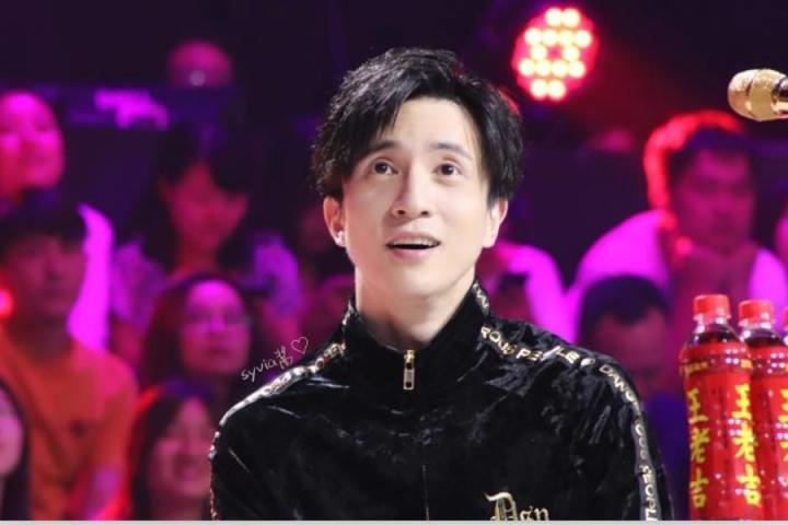薛之谦“全网黑”后亮相《明日之子》半决赛：让往事随风，让笑容如斯