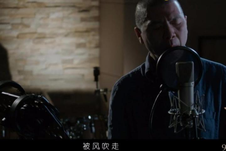 “她们已经被风吹走，散落在天涯”，冯小刚亲唱《那些花儿》作新电影宣传曲