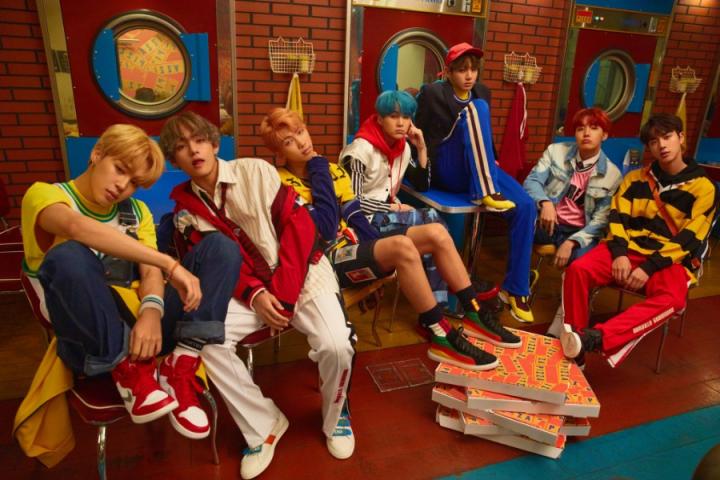防弹少年团出席新专发行记者见面会，展示主打曲《DNA》重点编舞