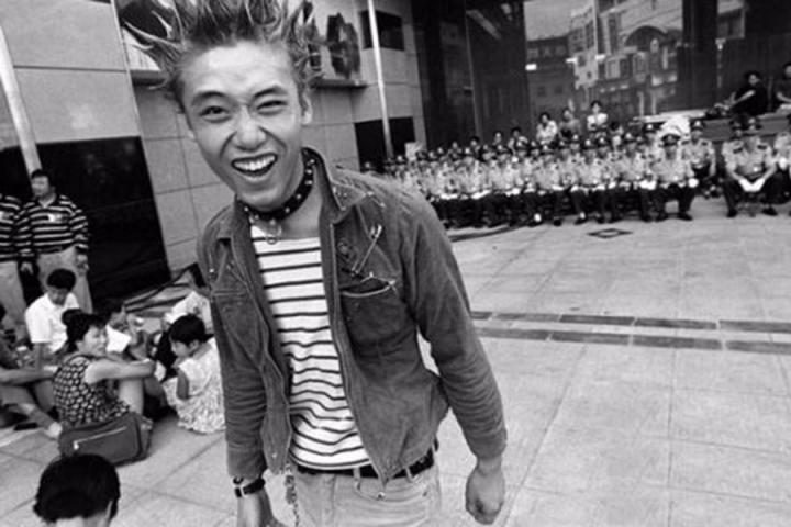 肖容数字单曲《桥头馄饨烤全羊》，用幽默手法记录生活中几个难得的瞬间