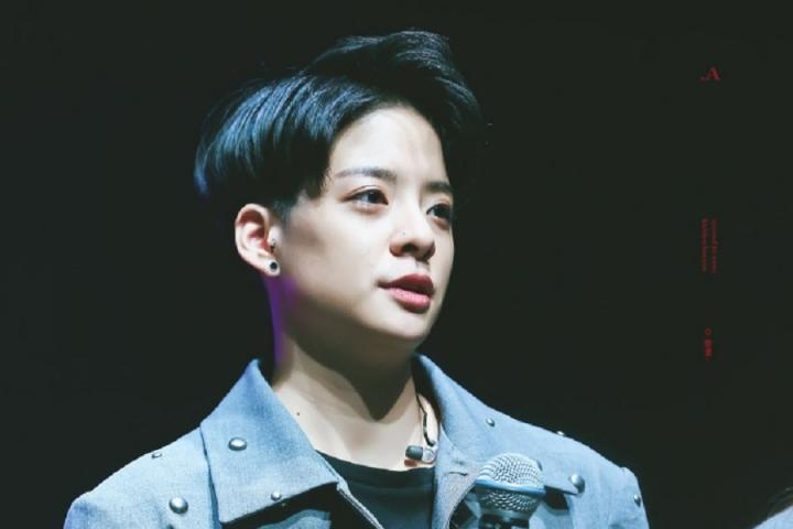 f(x)近两年未回归，Amber生日哀伤翻唱张惠妹《我要快乐》