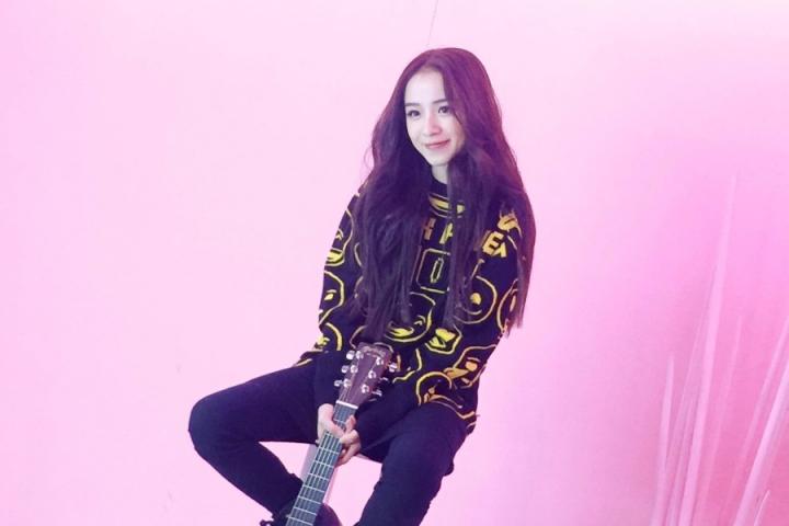 周二珂第二首单曲《三角题》正式上线，戴佩妮保驾护航