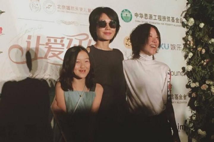 王菲李亚鹏窦靖童李嫣罕见同框，合体尬舞超有爱