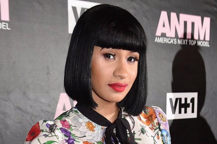 Cardi B晒出大捧玫瑰，送花人竟是霉霉