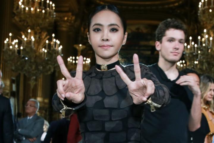 蔡依林亮相巴黎时装周，优雅气质与法国浪漫完美融合