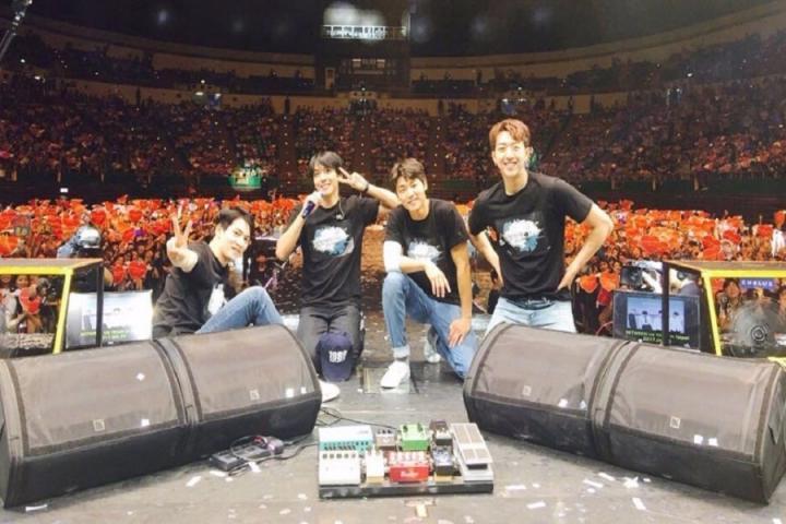 CNBLUE台湾林口体育馆开唱，全程中文对话粉丝！