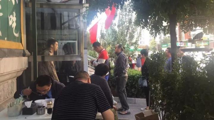 窦唯又无缘无故上热搜了,不就是穿个拖鞋排队买小吃吗?