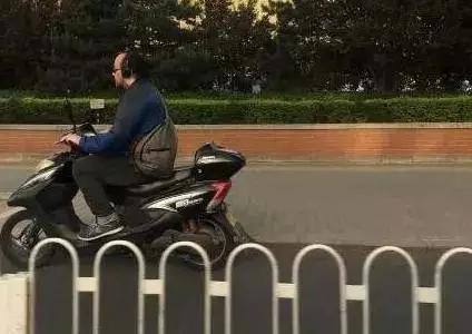 窦唯又无缘无故上热搜了,不就是穿个拖鞋排队买小吃吗?