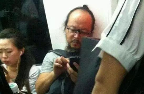 窦唯又无缘无故上热搜了,不就是穿个拖鞋排队买小吃吗?