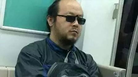 窦唯又无缘无故上热搜了,不就是穿个拖鞋排队买小吃吗?