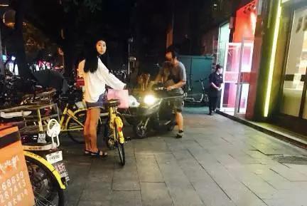 窦唯又无缘无故上热搜了,不就是穿个拖鞋排队买小吃吗?