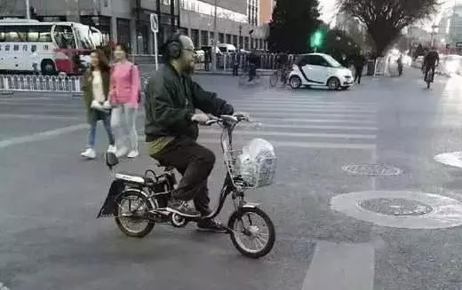 窦唯又无缘无故上热搜了,不就是穿个拖鞋排队买小吃吗?