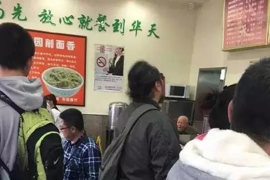 窦唯又无缘无故上热搜了,不就是穿个拖鞋排队买小吃吗?