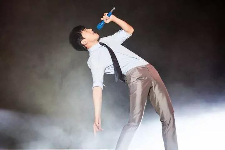 窦唯又无缘无故上热搜了,不就是穿个拖鞋排队买小吃吗?