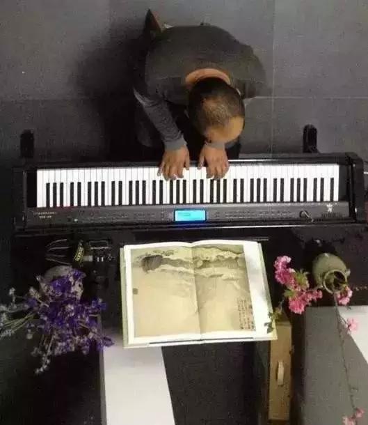 窦唯又无缘无故上热搜了,不就是穿个拖鞋排队买小吃吗?