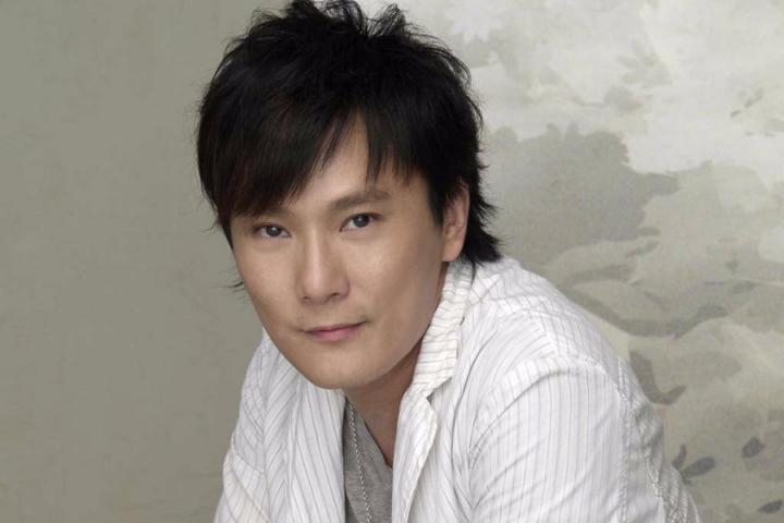 张信哲深情演绎《时间都去哪儿了》，将时间的顿挫感娓娓道来