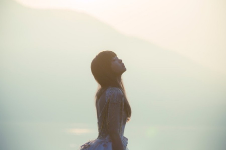 天生歌姬Aimer发布精选专辑，空灵的嗓音带你进入梦境