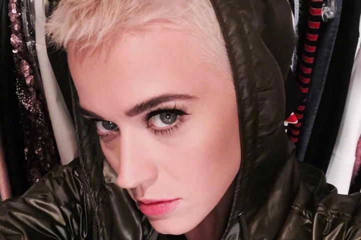 水果花车！水果姐Katy Perry和友人乘坐花车游行