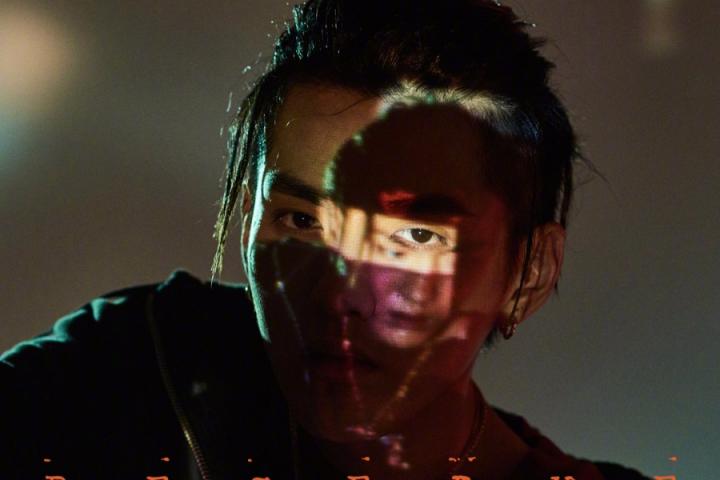 吴亦凡新曲霸气荣登美国榜首，在国内新专辑却不敌窦靖童？
