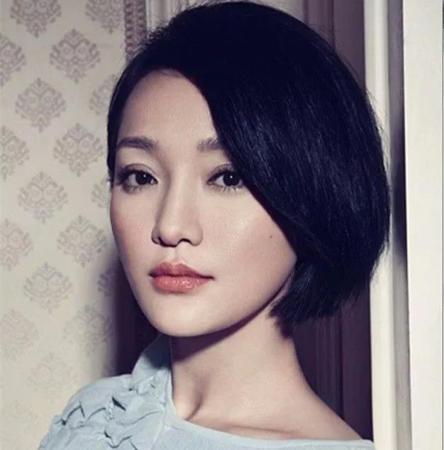 43岁的她拥有慵懒迷人的烟嗓,和一张未婚妻的脸