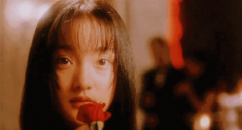 43岁的她拥有慵懒迷人的烟嗓,和一张未婚妻的脸