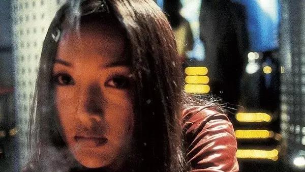 43岁的她拥有慵懒迷人的烟嗓,和一张未婚妻的脸