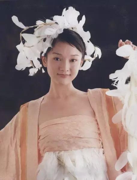 43岁的她拥有慵懒迷人的烟嗓,和一张未婚妻的脸