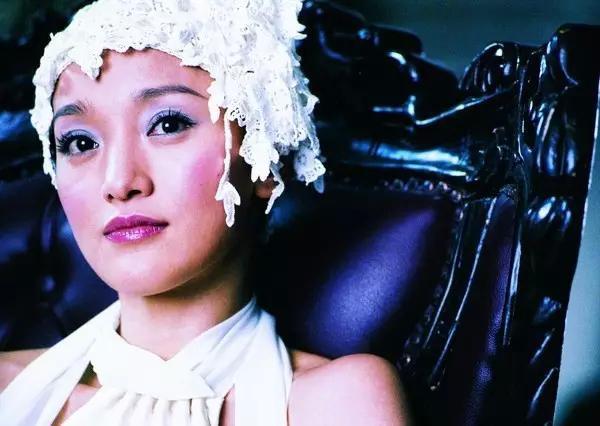 43岁的她拥有慵懒迷人的烟嗓,和一张未婚妻的脸