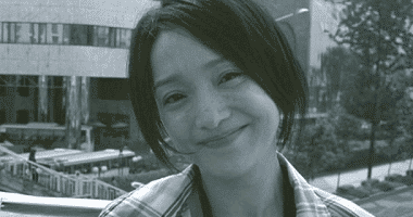 43岁的她拥有慵懒迷人的烟嗓,和一张未婚妻的脸