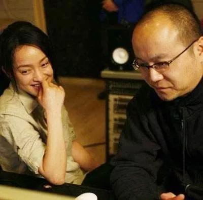 43岁的她拥有慵懒迷人的烟嗓,和一张未婚妻的脸