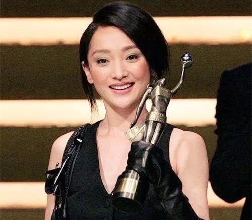 43岁的她拥有慵懒迷人的烟嗓,和一张未婚妻的脸