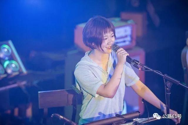 都说谢春花翻唱的《理想三旬》比原版更好,但我偏不信...