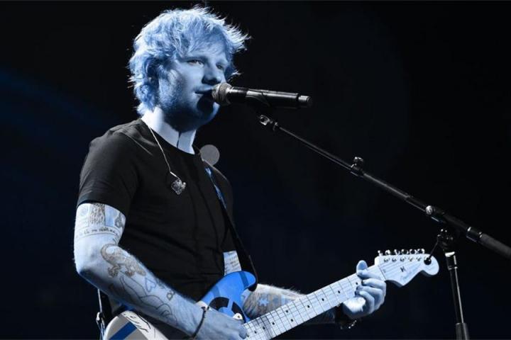 Ed Sheeran手部受伤后首次公开亮相，出席Q音乐奖并拿下最佳艺人