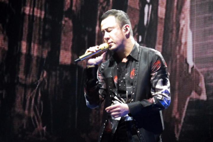 杨坤新歌《孤独颂》MV上线，颠覆形象激情出演