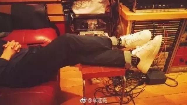 马上就能看到许巍的新专辑了,我竟然会泪流满面…