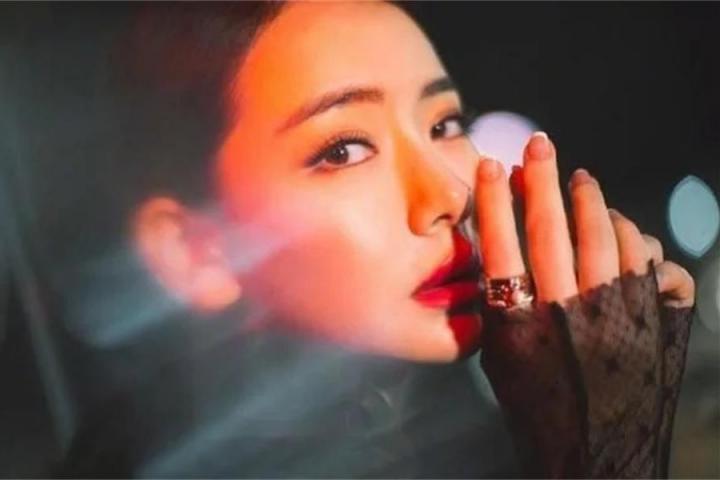 戚薇新单《回转木马的孤单》上线，诠释孤单又坚强的爱情故事