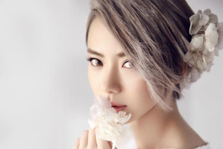 戚薇上海举办生日会，首场新歌《回旋木马的孤单》