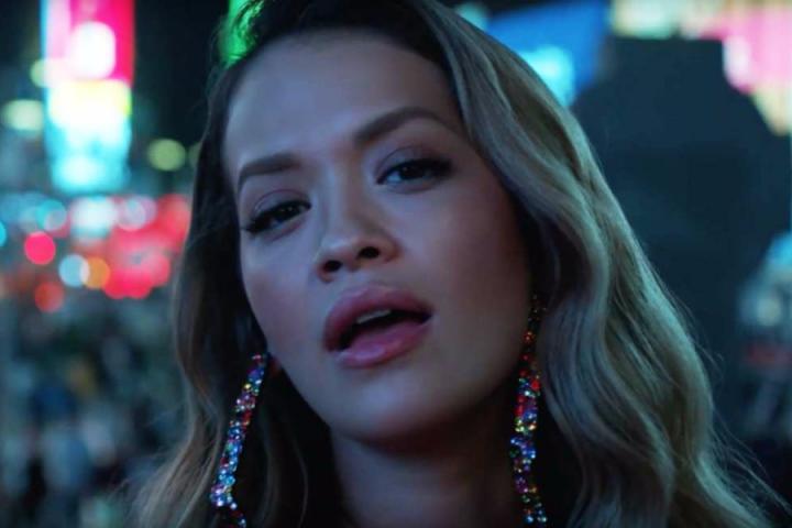 Rita Ora首唱新单《Anywhere》，红色长裙美翻全场