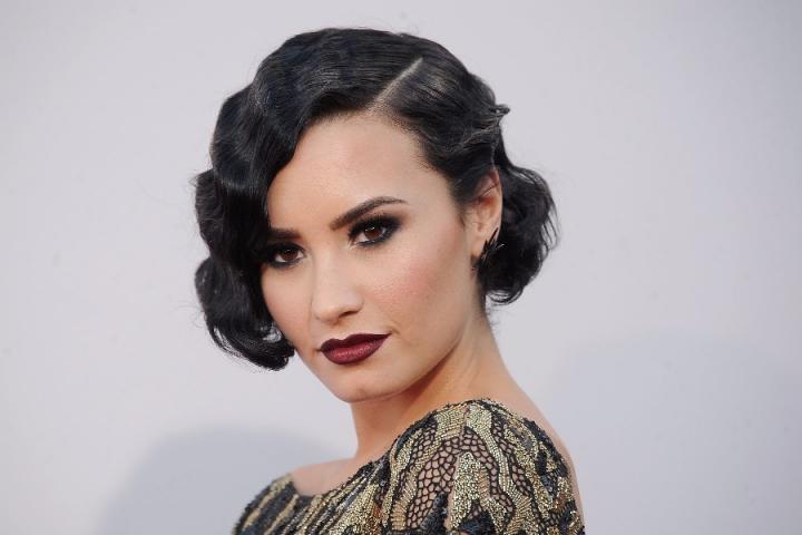 Demi Lovato确认与Luis Fonsi合拍MV，IG互动火花不断