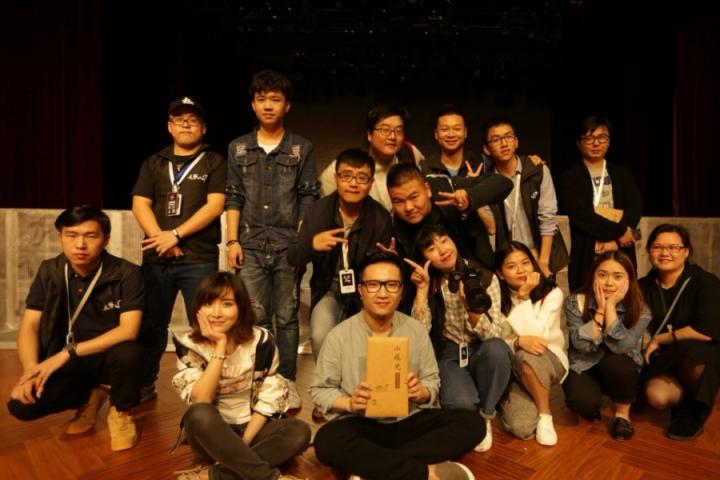 暗杠全国巡演重庆站谢幕，陈一发做嘉宾合唱