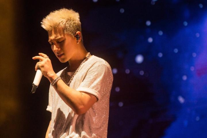太阳澳门演唱会秀粤语，唱BIGBANG歌曲思念队友